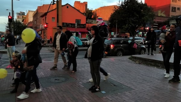 Johanna Gudiño es una venezolana de 24 años, tiene siete meses de embarazo y trabaja vendiendo dulces en los buses de Bogotá.