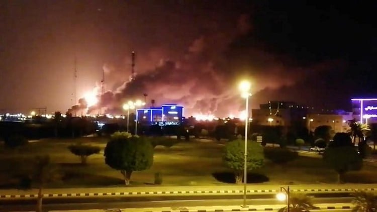 Imágenes del sábado por la noche que muestran el daño que se produjo en la refinería de la gigante petrolera estatal Aramco