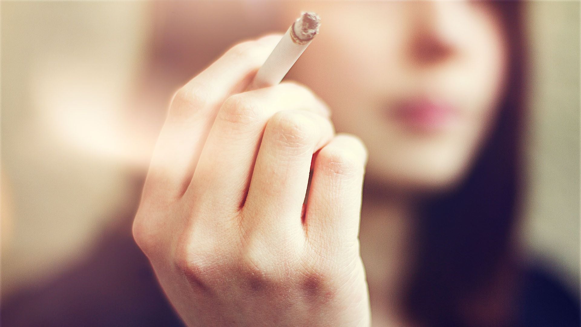 Los investigadores encontraron que los adolescentes que comenzaron a fumar a los 14 años tenían menos materia gris en una sección del lóbulo frontal izquierdo, relacionada con la toma de decisiones y el incumplimiento de reglas (Getty)