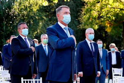 El presidente rumano, Klaus Iohannis (c) en un acto oficial el pasado 1 de julio. EFE/EPA/ROBERT GHEMENT/Archivo
