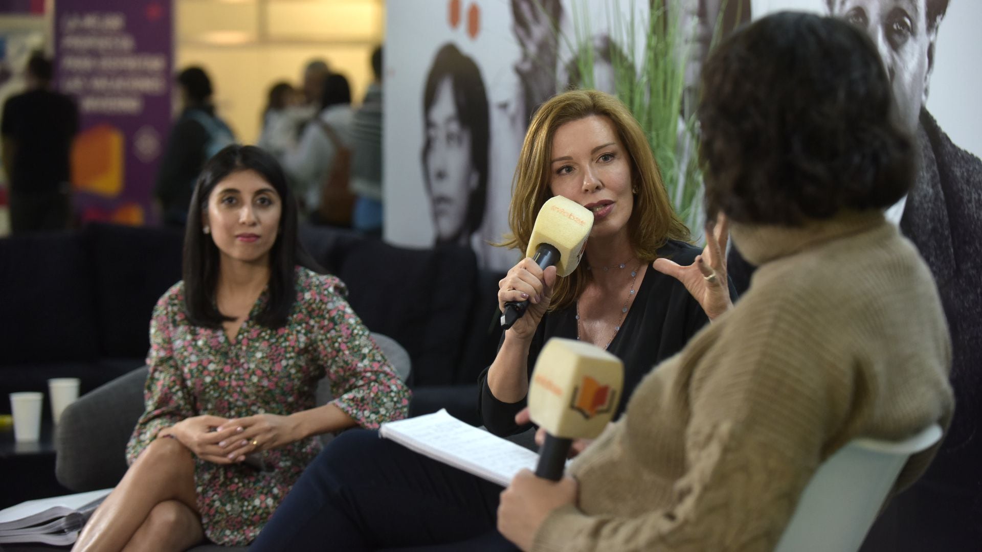 Nunzia Locatelli (centro) y Cintia Suárez (izq.) presentaron su último libro sobre Mama Antula en el stand de Leamos-Bajalibros de la Feria del Libro 2023. (Gustavo Gavotti)