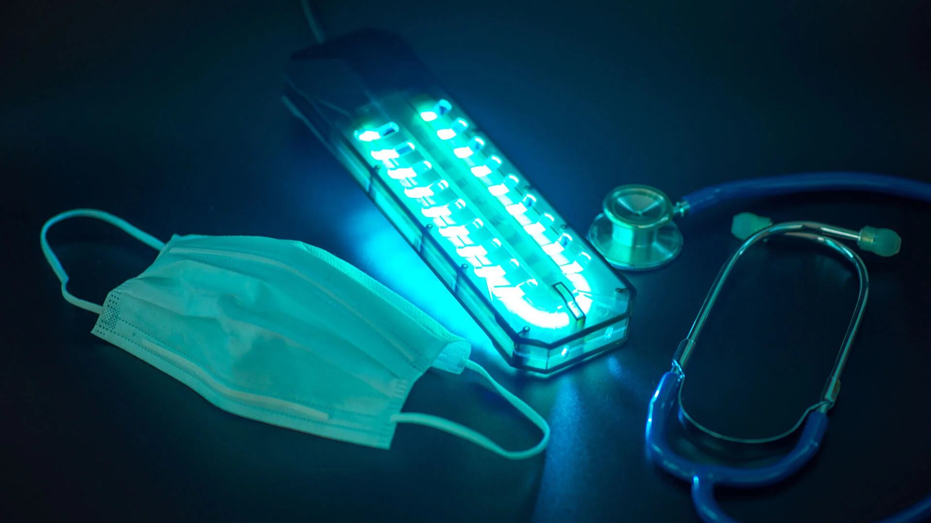 Se sabe que los rayos UV-C pueden matar bacterias y virus, y desde hace décadas se usan para purificación de agua y en laboratorios, lo que es novedoso es su combinación con robots autónomos (Shutterstock)
