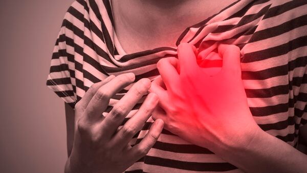 Los síntomas de este padecimiento se confunden a veces con los de un infarto agudo (Getty Images)