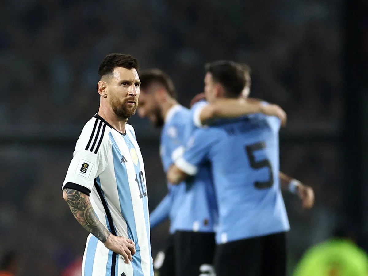 Los dardos de Messi a los jugadores de Uruguay tras la gresca durante la derrota de Argentina: “Tienen que aprender a respetar”