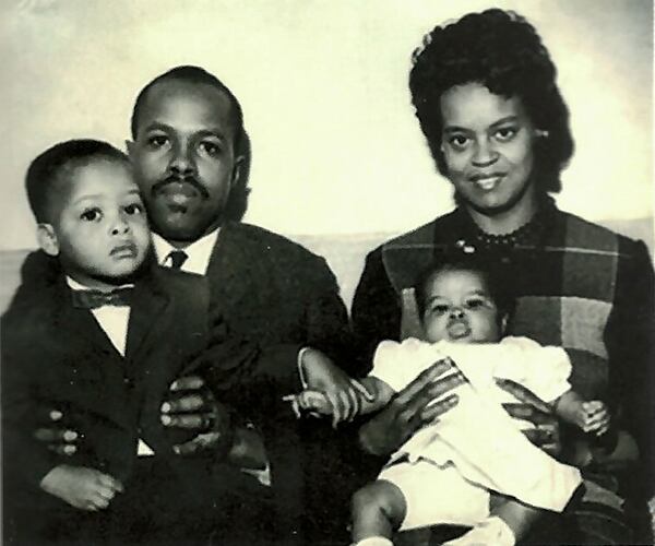 Michelle Obama, la más pequeña, junto a sus padres, Marian y Fraser, y su hermano Craig.