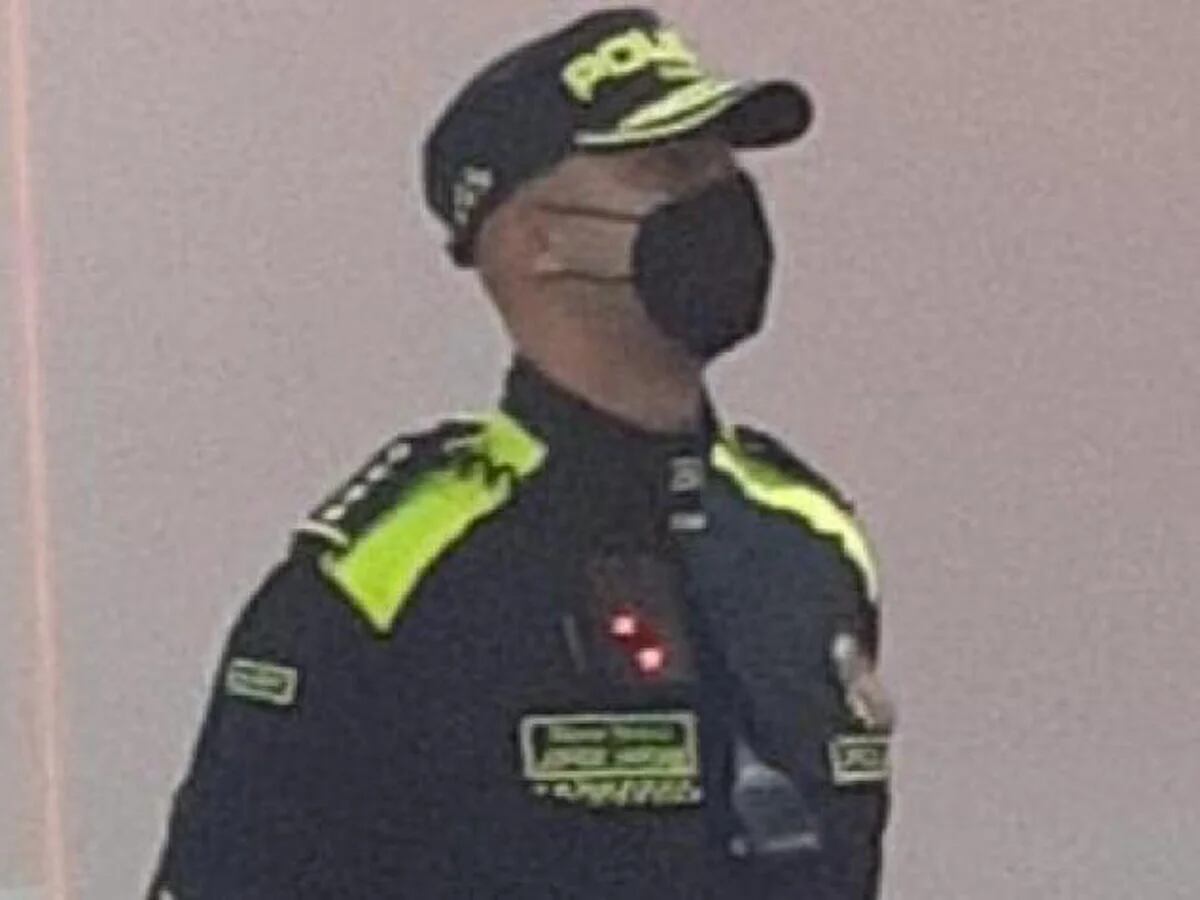 Policía de Colombia on X: Nuestro nombre y número de placa será más grande  y mucho más visible, ya sea en el uniforme o en el chaleco balístico.  #TransformaciónPolicial  / X