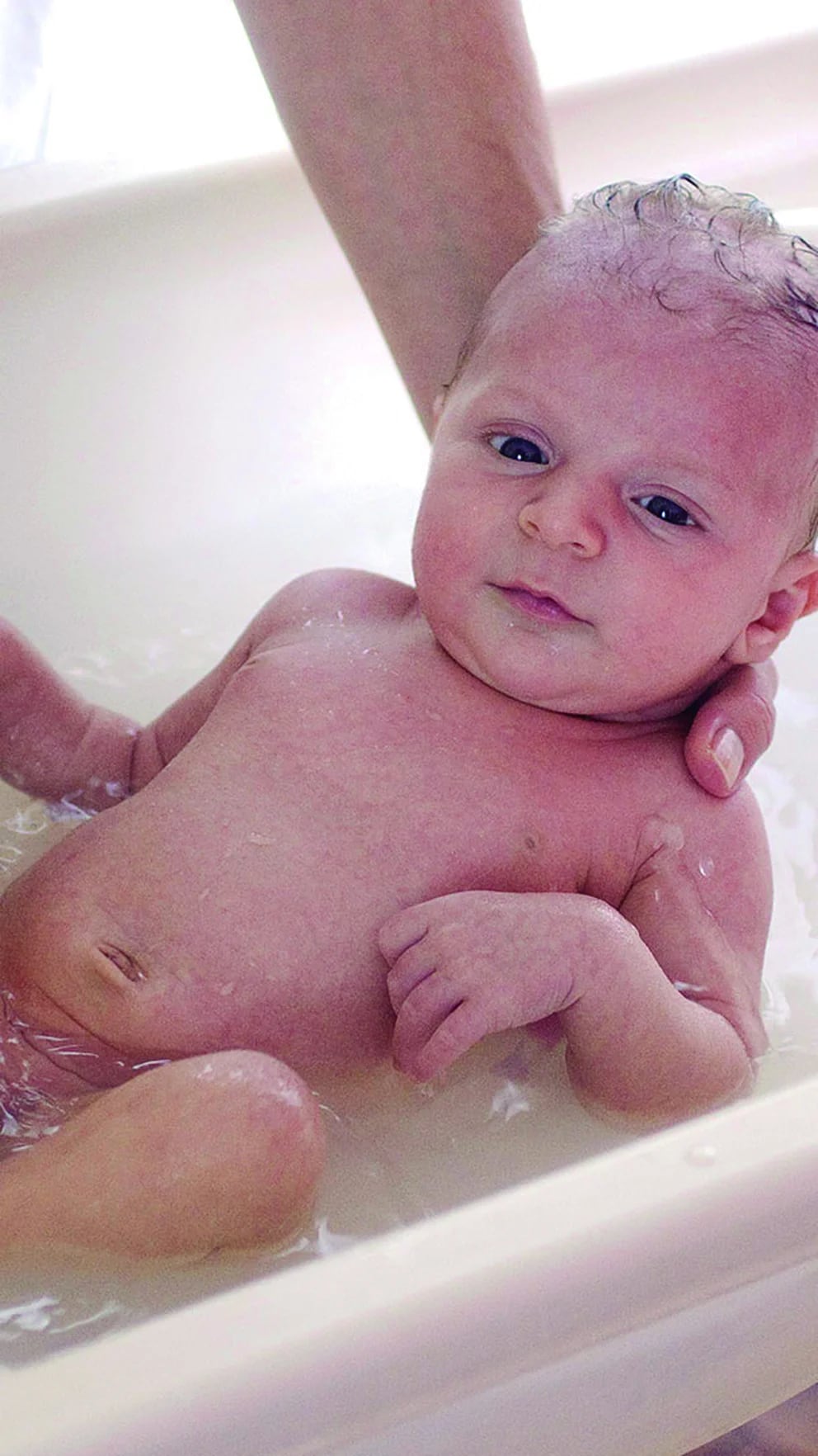 Mitos y verdades sobre el primer baño del bebé recién nacido - Infobae