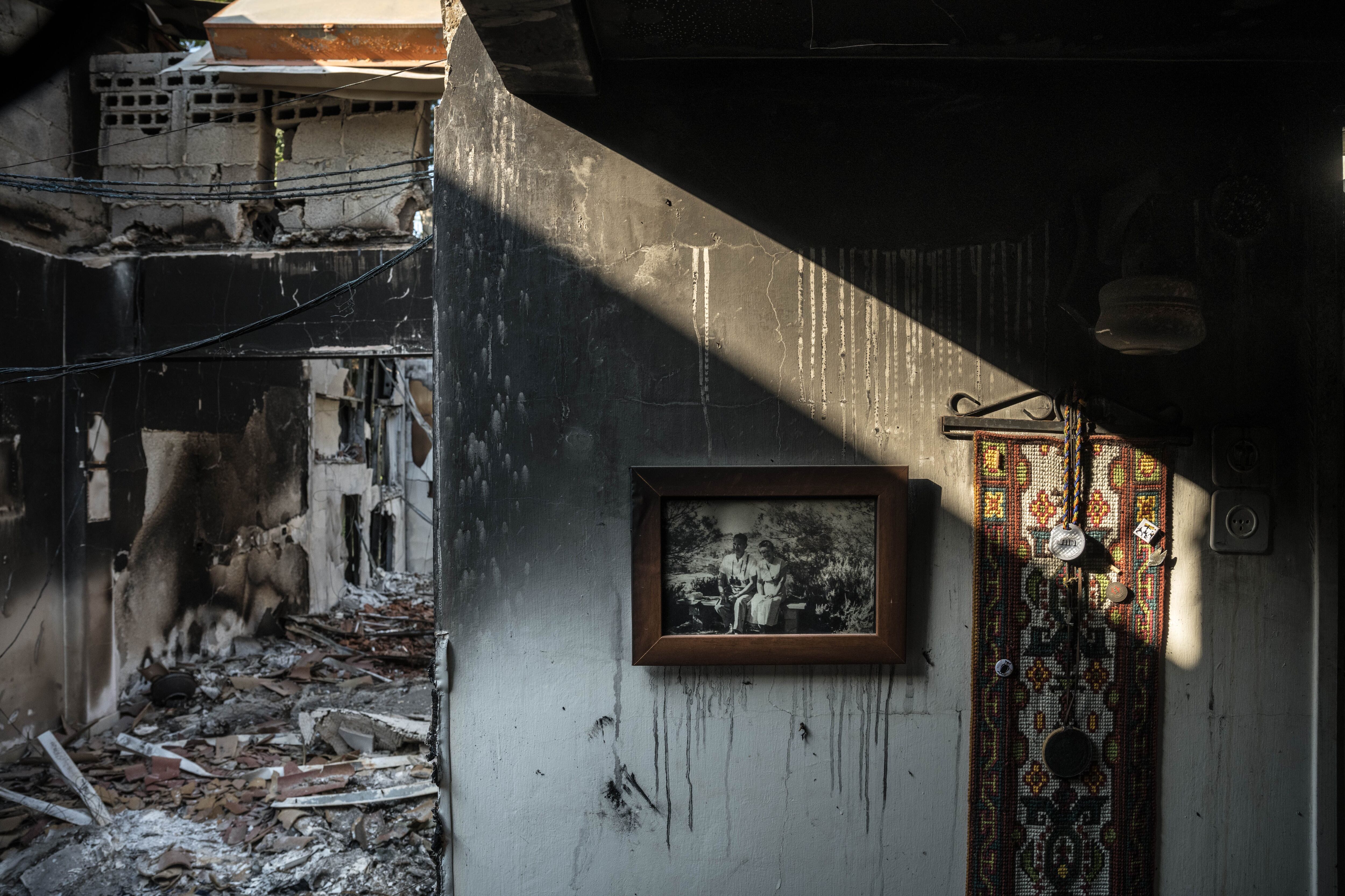 Una casa quemada en Be'eri, Israel, el sábado 14 de octubre de 2023 (Sergey Ponomarev/The New York Times)