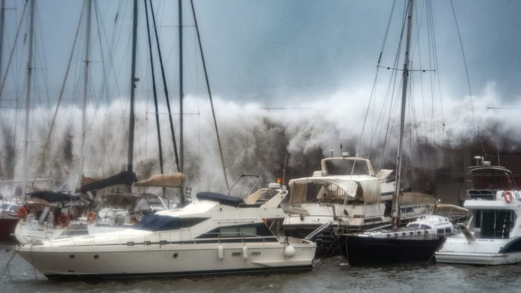 Grandes olas golpearon el Puerto Olímpico en Barcelona (Photo by Josep LAGO / AFP)