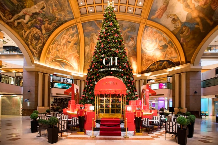 Ya está armado el imponente árbol navideño decorado por Carolina Herrera. Bajo el hashtag #AlegríaComesInRed, el rojo, el color emblema de la firma marcará un punto de encuentro durante la temporada más festiva del año