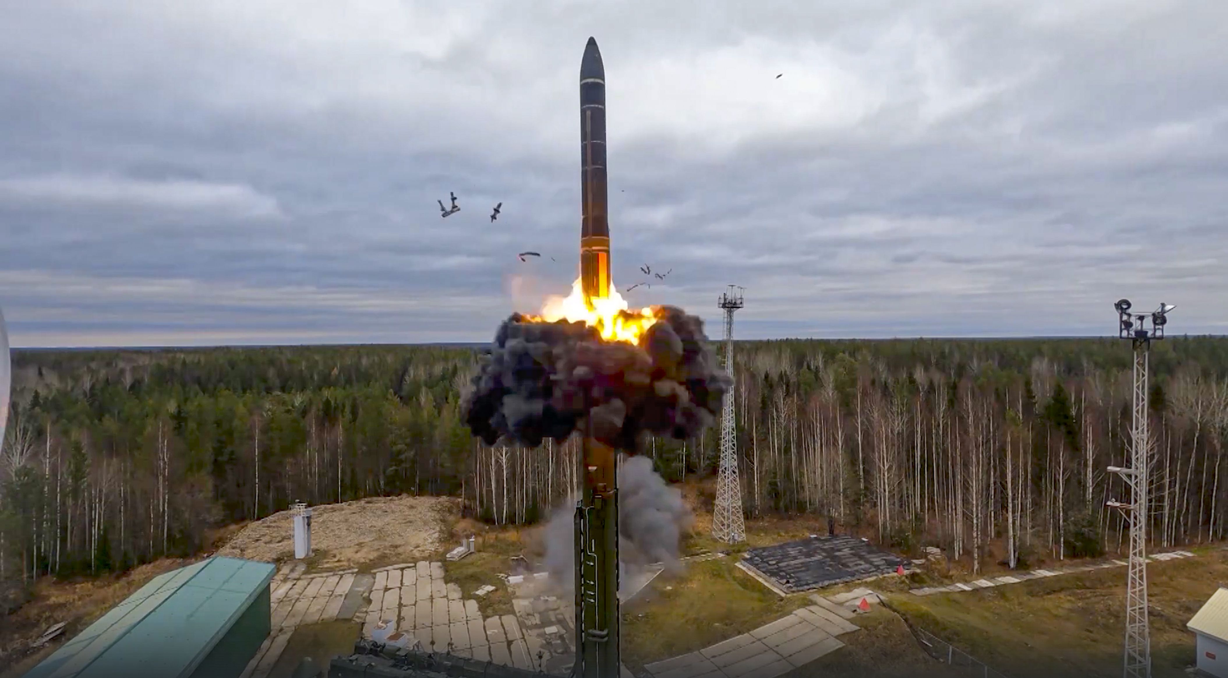 Un misil nuclear es lanzado como parte de una prueba en Plesetsk, en el noroeste de Rusia. Foto tomada de video proveido por el Servicio de Prensa del Ministerio de Defensa de Rusia el 26 de octubre de 2022 (Servicio de Prensa del Ministerio de Defensa de Rusia via AP)