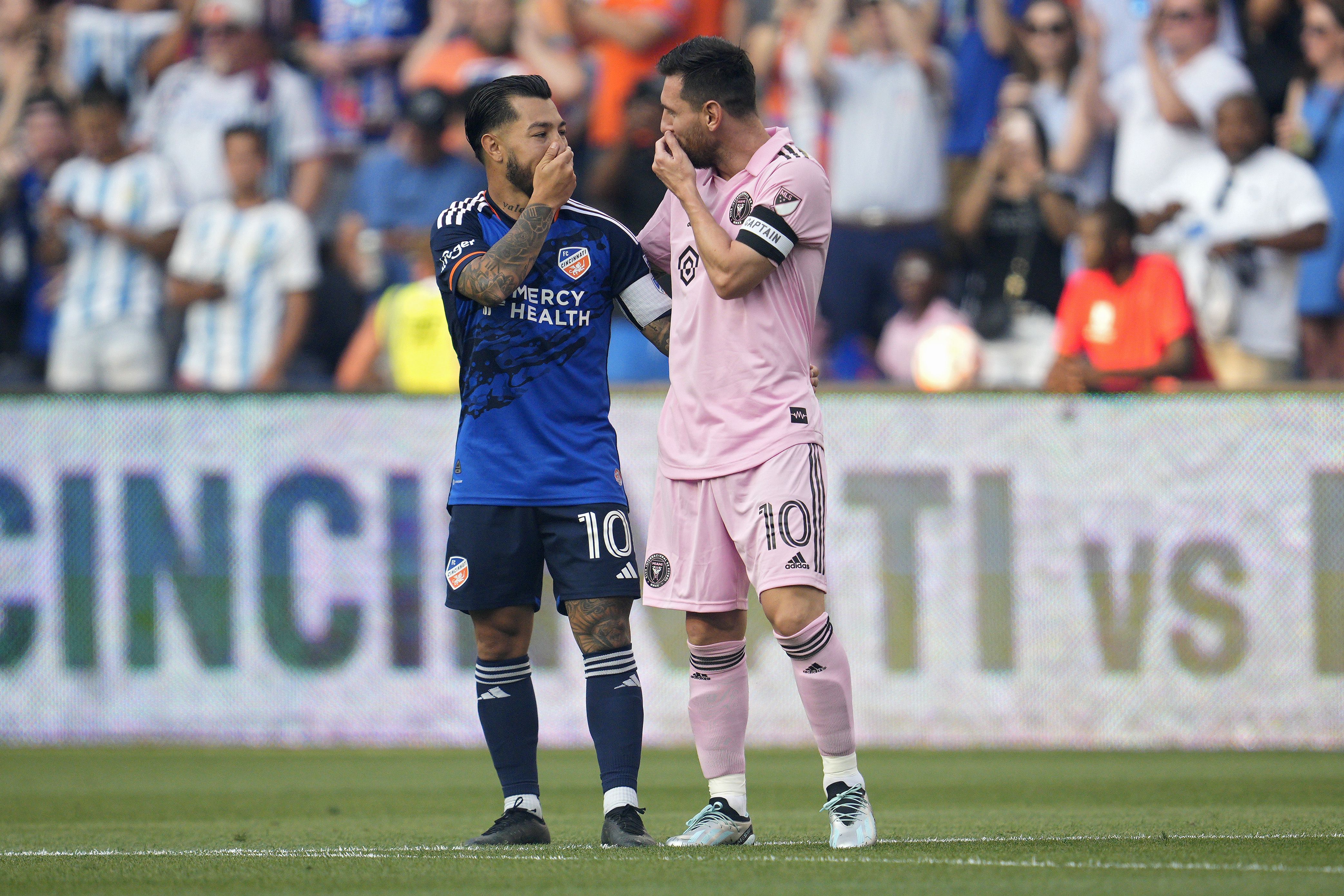 La amistosa charla entre Lionel Messi y Luciano Acosta (Photo by Jeff Dean/USSF/Getty Images for USSF)
