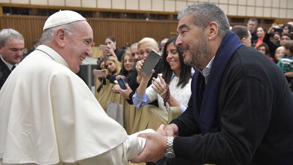 El rostro más futbolero del Papa: recordó una vieja formación de San Lorenzo en el encuentro con un periodista