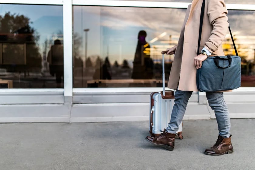 Viajar con estilo: 7 de accesorios masculinos de lujo para llevar dentro del bolso - Infobae