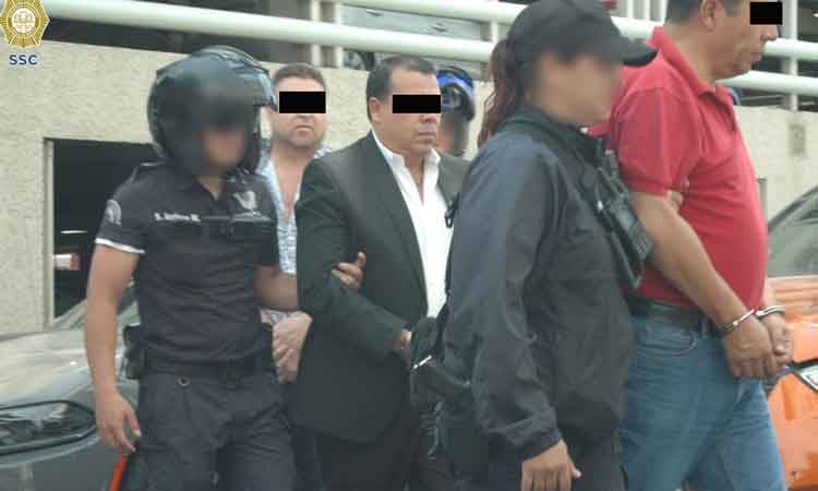 El hombre de traje fue identificado como presunto líder de la célula del Cártel de Santa Rosa de Lima (Foto: SSC CDMX)