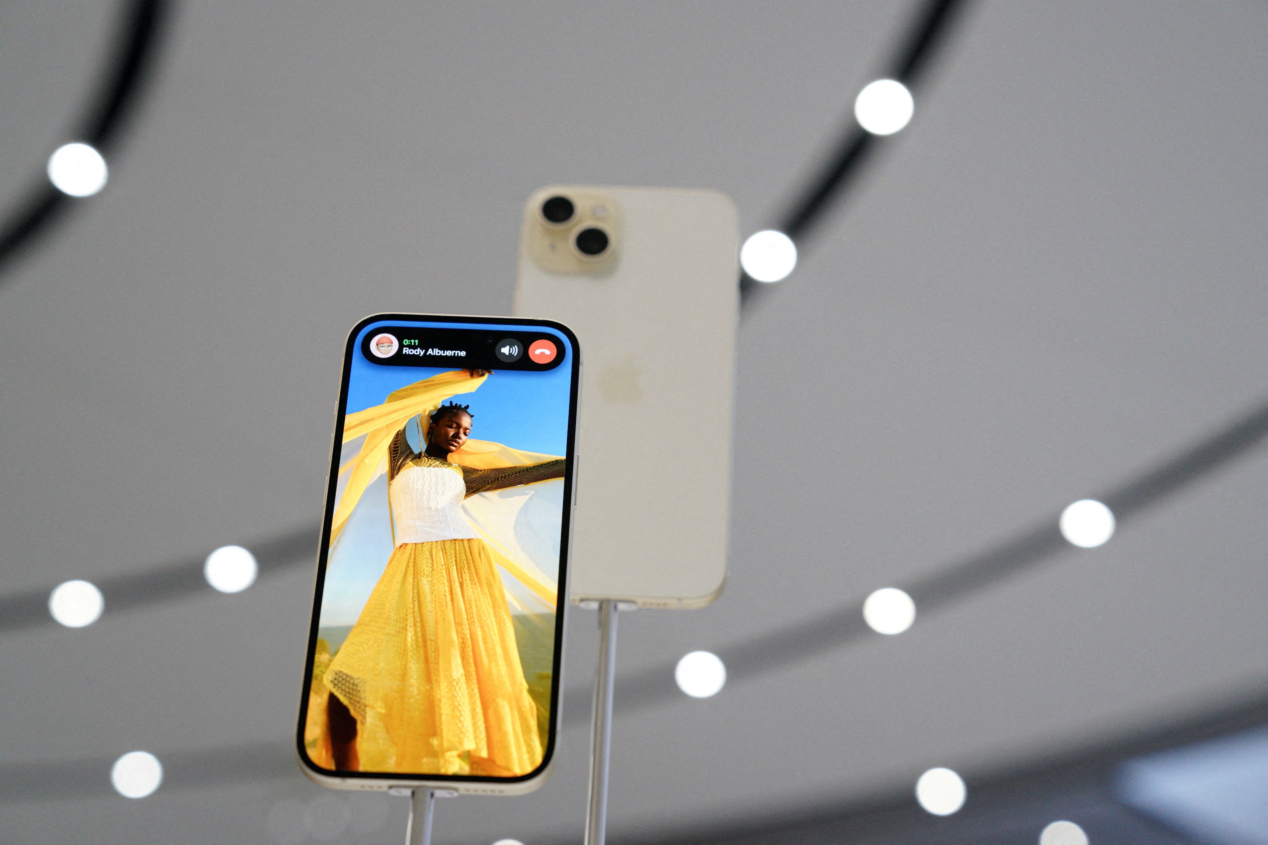 El iPhone 15 trae una nueva visualización de notificación llamada isla dinámica. REUTERS/Loren Elliott/File Photo