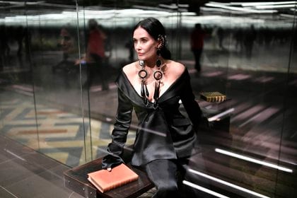 La actriz Demi Moore desfilando para Fendi en la semana de la alta costura en París (AFP)