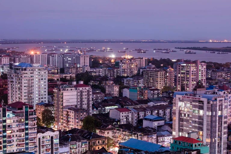 El río Yangon, en la costa de la ciudad que se hunde 31 milímetros por año 