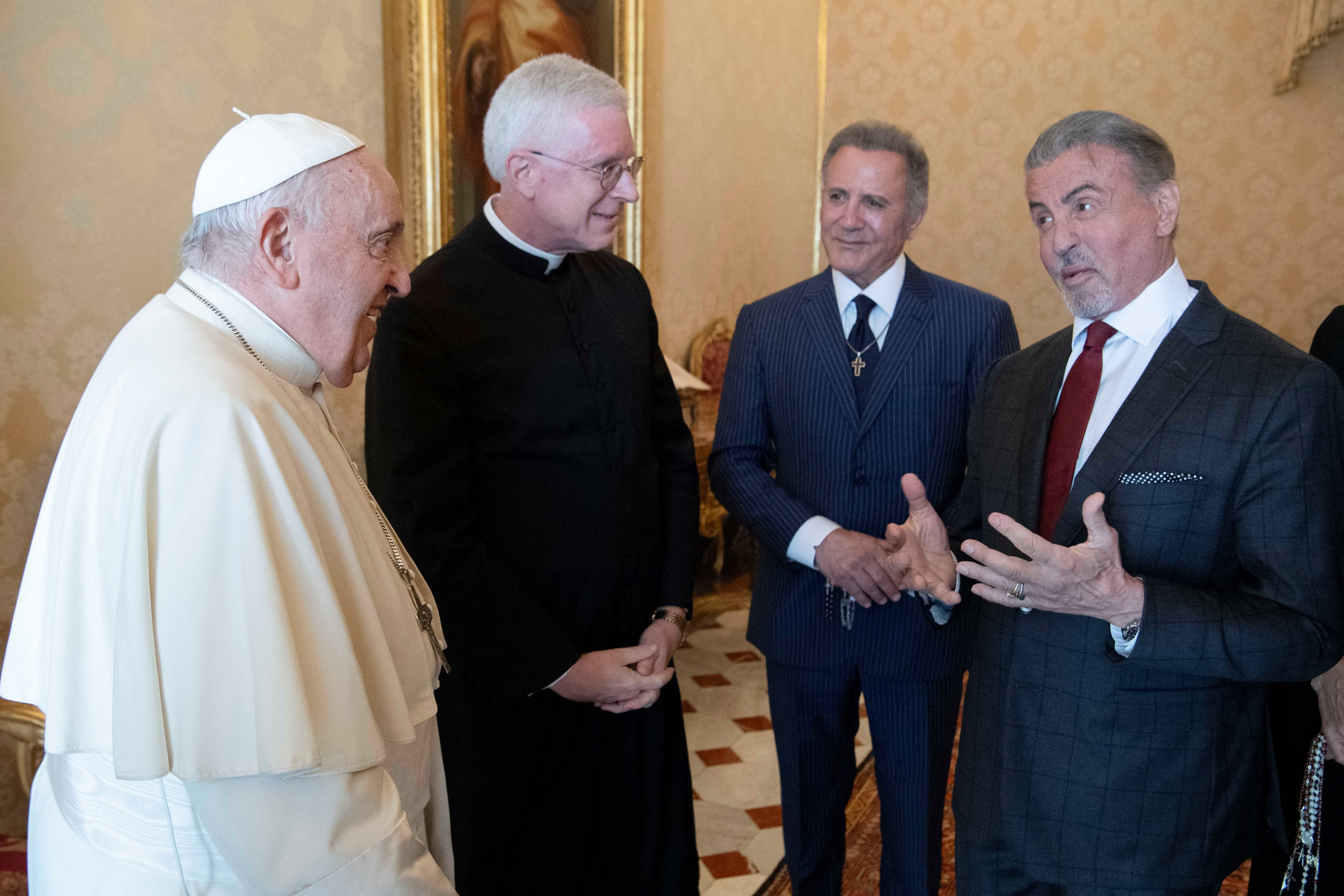 El papa Francisco se reúne con el actor norteamericano Sylvester Stallone en el Vaticano, este 8 de septiembre de 2023 (Reuters)