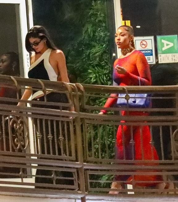 Kylie Jenner y Jordyn Woods fueron vista juntas en un conocido restaurante de sushi en Los Ángeles.