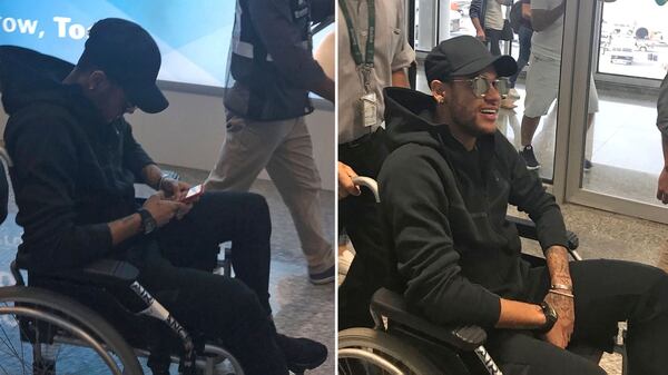 El futbolista brasileño Neymar arribo en silla de ruedas a Río de Janeiro