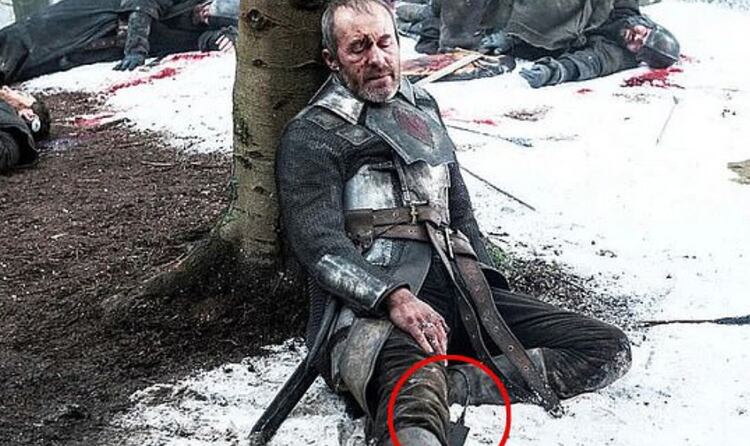 Un cable debajo de la pierna del actor en plena escena (Foto: Captura HBO)