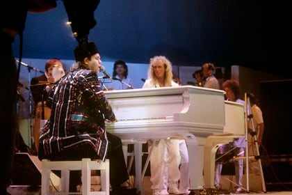 Elton John y su piano durante el show (Foto: Reuters)
