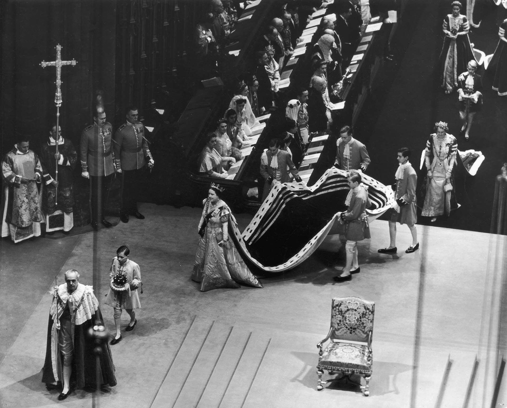 El 2 de junio de 1953, Isabel II fue coronada reina del Reino Unido de Gran Bretaña e Irlanda del Norte en la antigua abadía de Westminster. A la ceremonia asistieron jefes de Estado y representantes de las casas reales europeas (Central Press/Getty Images)