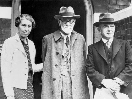 Sigmund Freud junto a su discípulo Ernest Jones en la puerta de la nueva casa del psicoanalista en Elsworthy Road, Hempstead, donde siguió con sus investigaciones luego del exilio obligado por el nazismo (Getty) 