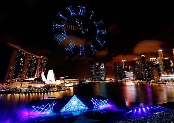 Una cuenta regresiva en el cielo realizada con drones en el cielo de Singapu para recibir el año nuevo
