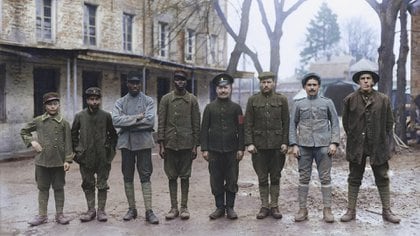 Esta foto propagandística alemana de 1918 muestra soldados de diferentes nacionalidades en las filas de las potencias de la Entente: de izquierda a derecha, vietnamita, tunecino, senegalés, sudanés, ruso, estadounidense, portugués e inglés (Cortesía Editorial Head of Zeus)
