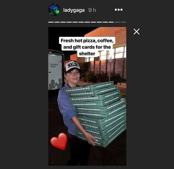 Lady Gaga repartió pizzas en un refugio de la Cruz Roja