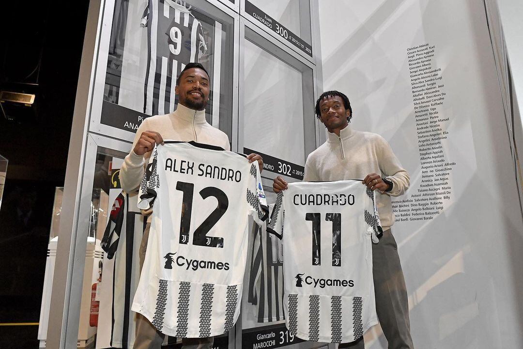 Juan Guillermo Cuadrado y Alex Sandro superaron los 300 partidos con la Juventus y donaron sus camisetas al Museo de la institución (@cuadrado/Instagram)