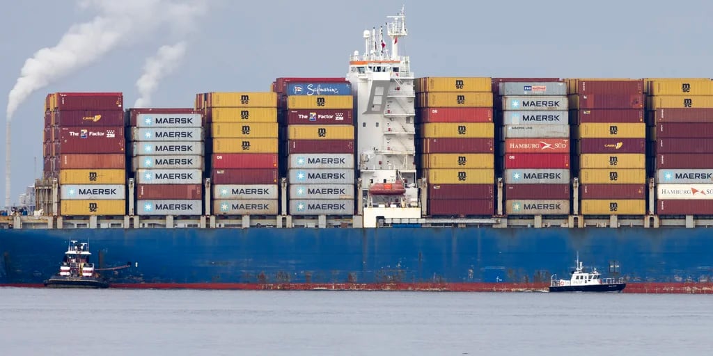 El carguero que provocó el derrumbe del puente en Baltimore fue finalmente remolcado a puerto