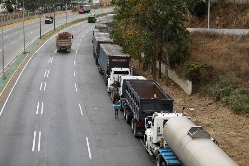 Camiones de remolque se alinean a lo largo de una avenida para llenar sus tanques en una gasolinera como parte de una creciente escasez de diésel, en Caracas, Venezuela, 5 de marzo de 2021. REUTERS/Leonardo Fernandez Viloria