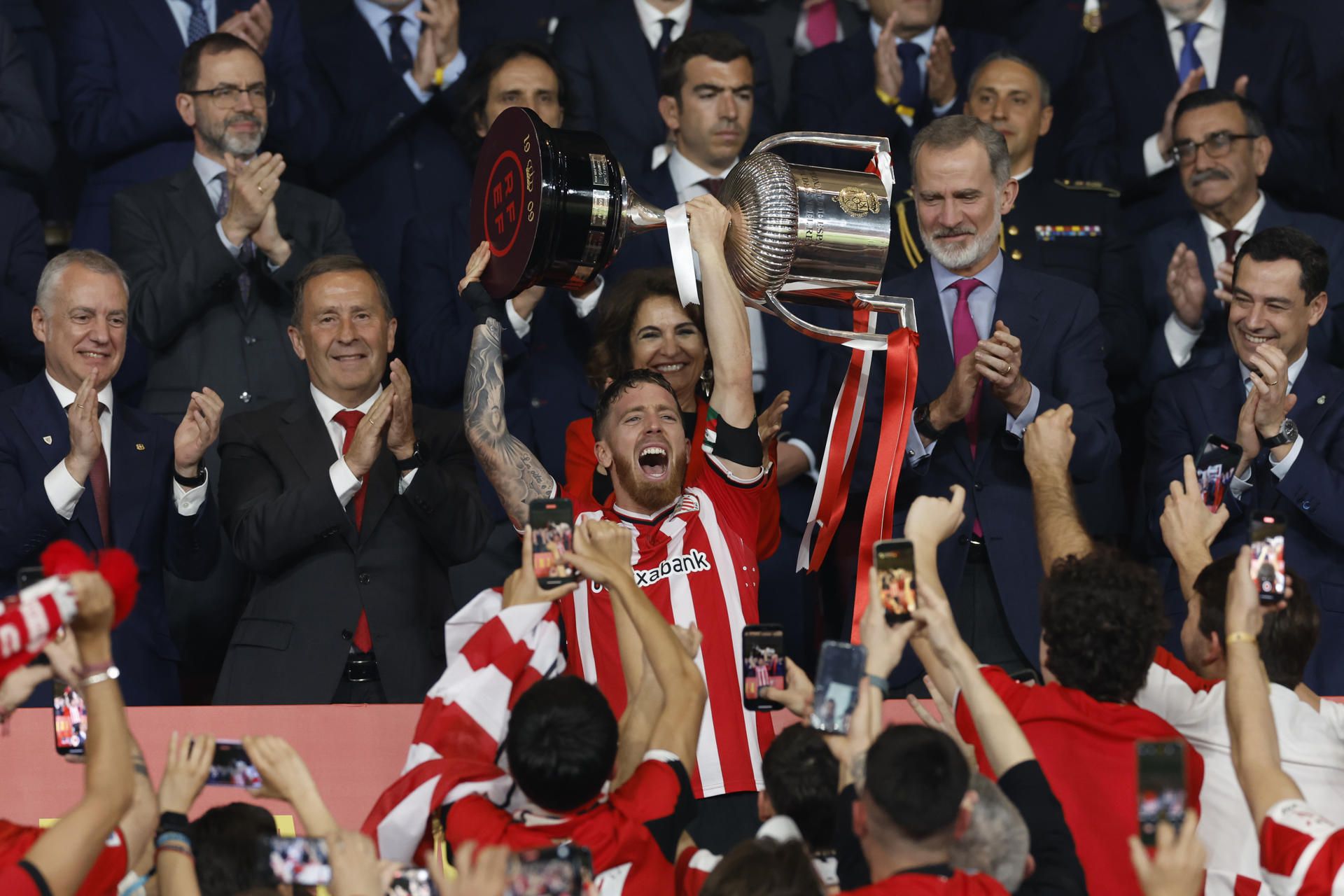 El capitán del Athletic Iker Muniain levanta la Copa del Rey (EFE)