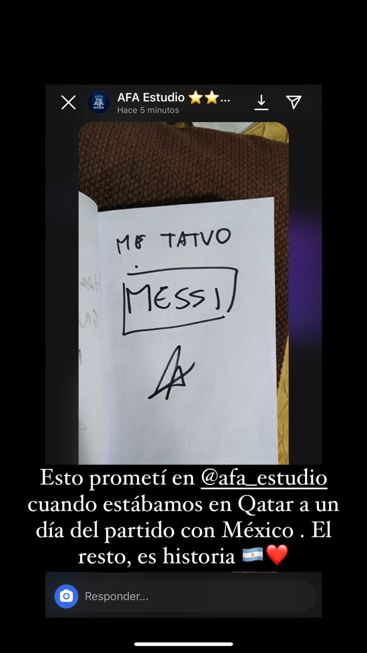 El Pollo Álvarez cumplió su promesa y se tatuó el nombre de Messi