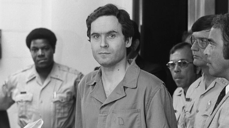 El asesino serial récord Ted Bundy fue ejecutado en la silla eléctrica el 24 de enero de 1989.