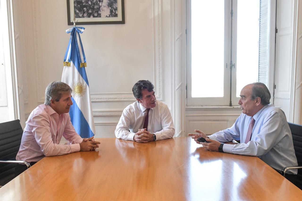 El ministro de Economía Luis Caputo, el Jefe de Gabinete, Nicolás Posse, y el ministro del Interior, Guillermo Francos, coordinaron la invitación a los gobernadores para iniciar el camino hacia el Pacto de Mayo