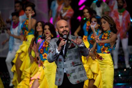 El cantante Omar Enrique (c) actúa durante la edición número 65 del certamen Miss Venezuela, en Caracas (Venezuela). EFE/Cristian Hernández/Archivo 