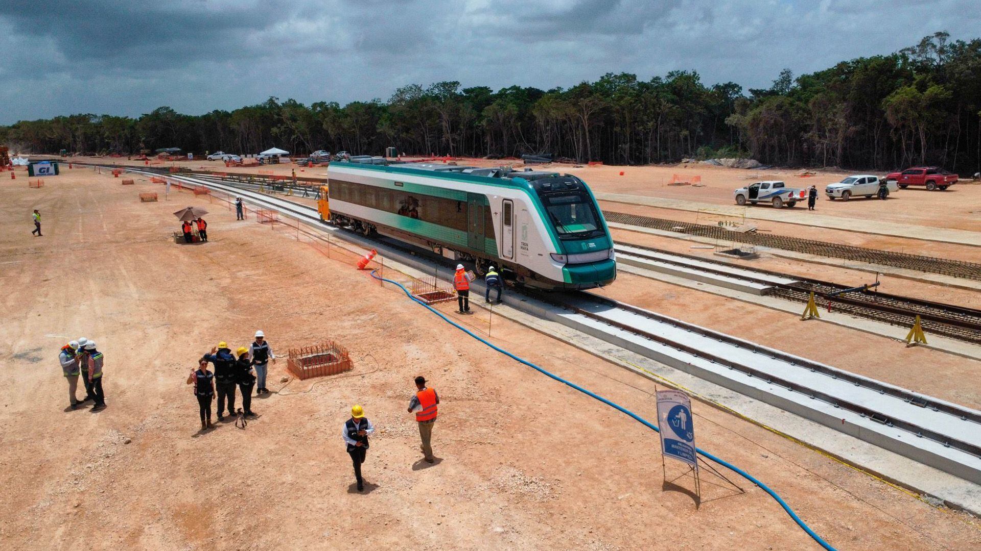 Andrés Manuel López Obrador encabezó la supervisión del arribo del primer vagón del Tran Maya a Cancún, Quintana Roo, donde realizarán las pruebas dinámicas hasta el 1ero de septiembre.