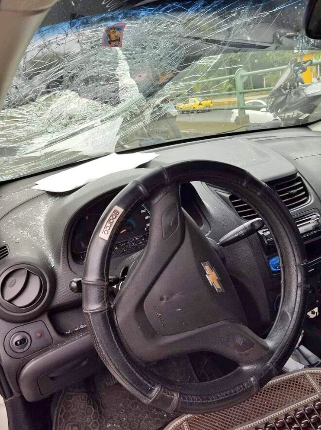 Las imágenes que circulan en redes sociales muestran el parabrisas del vehículo destruido por las balas y vidrios rotos esparcidos en el suelo. (Twitter)