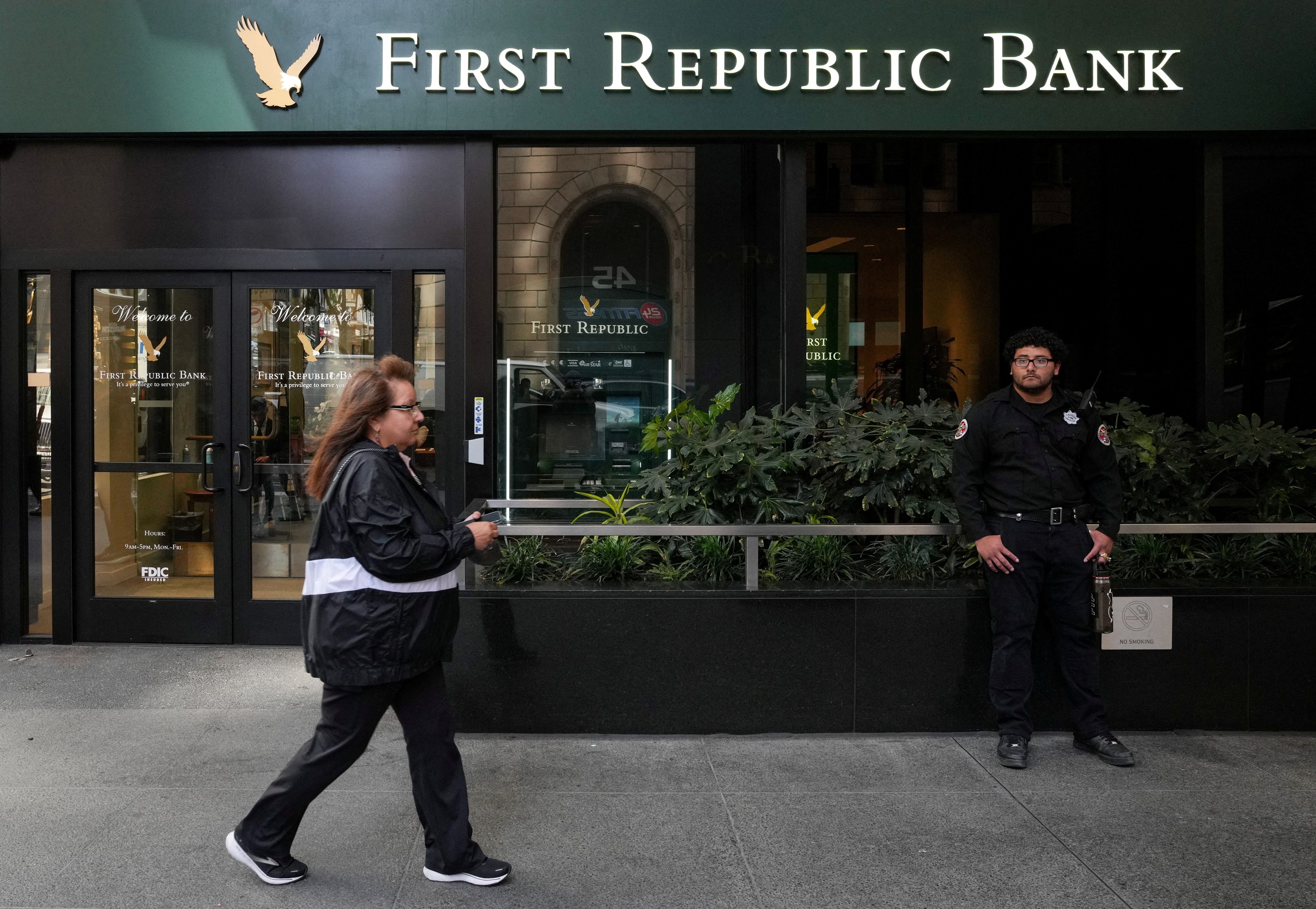 FOTO DE ARCHIVO: Un guardia de seguridad frente a una sucursal del First Republic Bank en San Francisco, California (REUTERS/Loren Elliott)