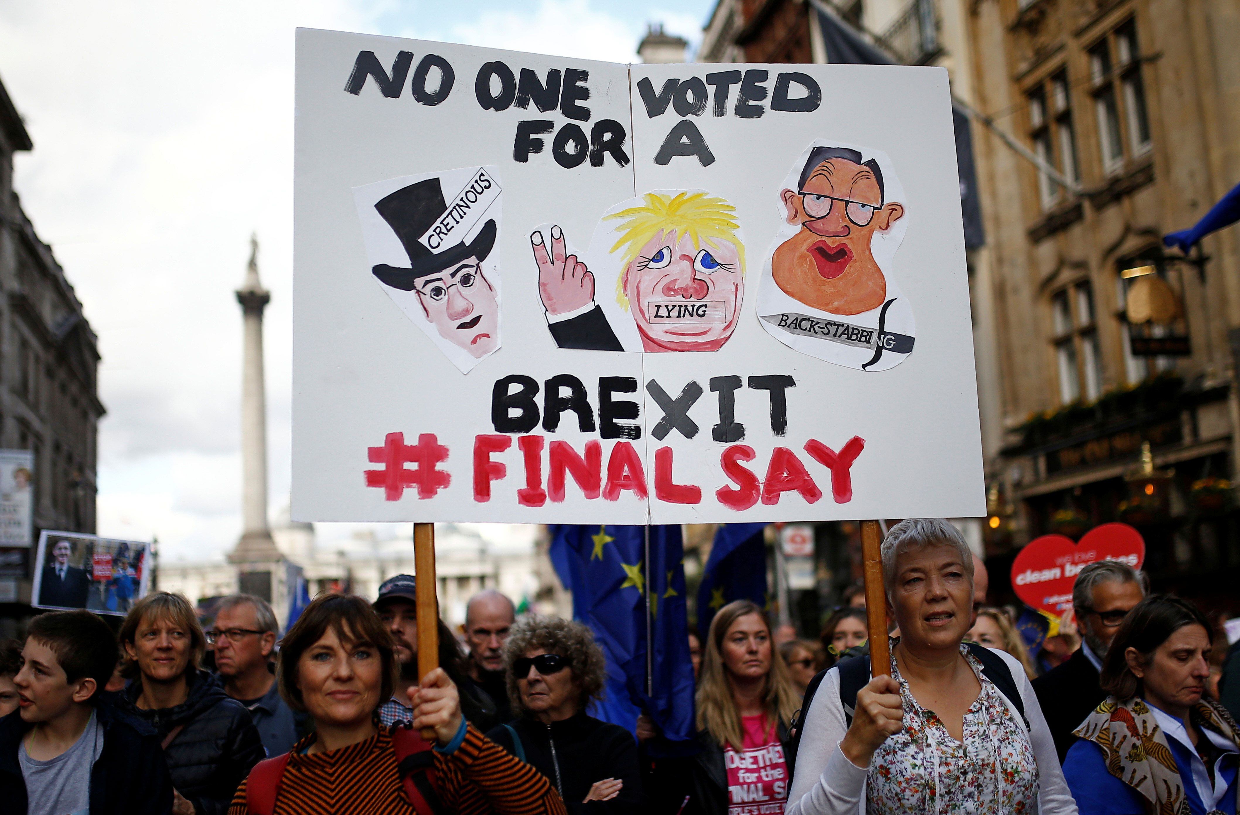 Los partidarios de la UE sostienen una pancarta durante una marcha mientras el parlamento discutía el acuerdo con la UE (Reuters) 