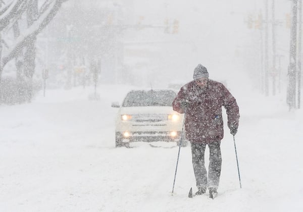Un hombre se traslada en esquí en Erie, Pensilvania (AP)