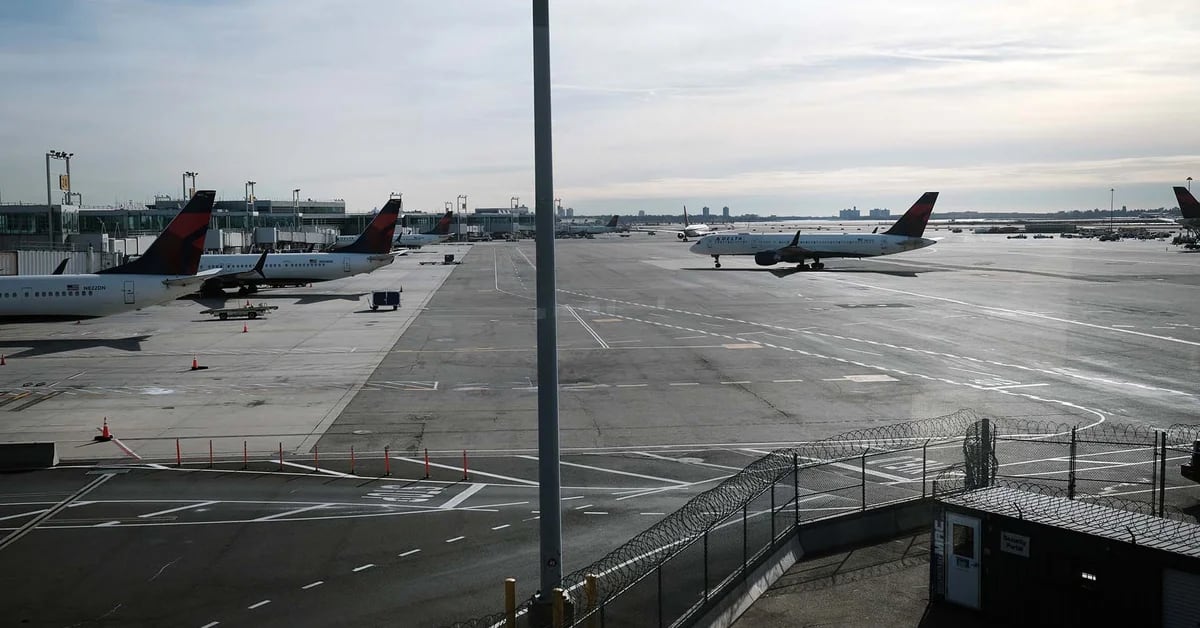 “Delta 1943, cancel takeoff!”: Wrong turn almost causes two planes to collide at New York airport