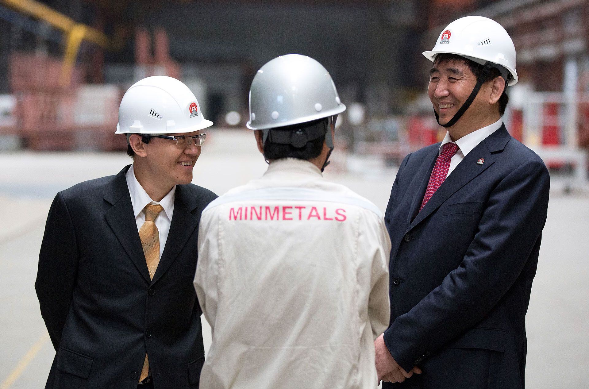 Empleados de China Minmetals asisten a la ceremonia de inauguración de una planta metalúrgica en Cheliábinsk, Rusia, en 2013. China Minmetals es una de las empresas chinas que buscan extraer metales raros del fondo marino (Andrey Rudakov/Bloomberg News/Getty Images).