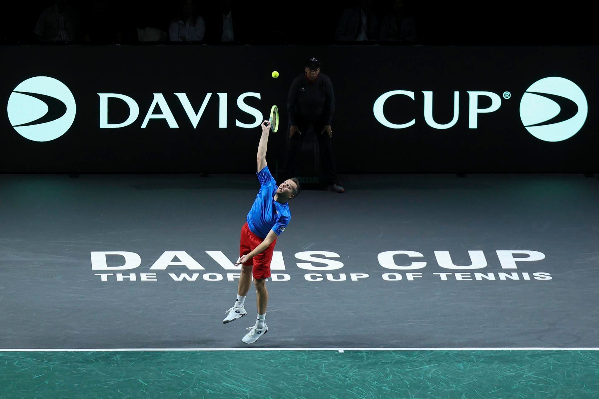 El checo Adam Pavlasek durante el partido de dobles que disputa con su compañero Jiri Lehecka ante la selección de Australia, perteneciente a la fase final de la Copa Davis (EFE / Daniel Pérez)