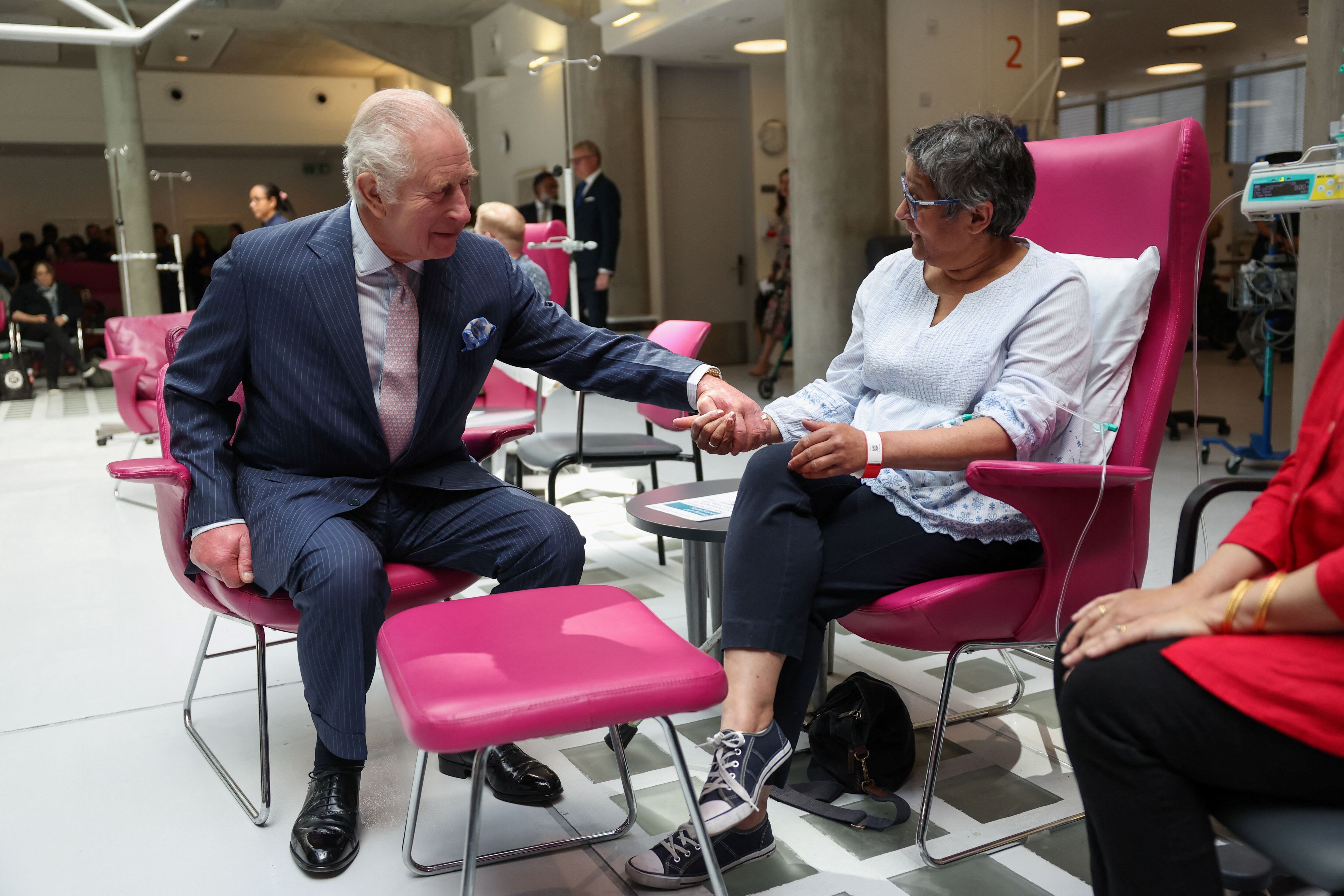 El rey Carlos de Gran Bretaña se reúne con pacientes durante una visita al Centro de Cáncer Macmillan del University College Hospital en Londres, Gran Bretaña, el 30 de abril de 2024. REUTERS/Suzanne Plunkett/Pool