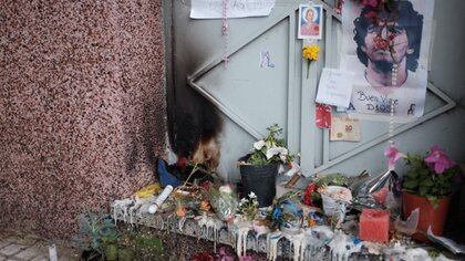 La mancha de quemadura de la puerta provocada por las velas que apatenta reflejar la imagen de la cabeza de Maradona